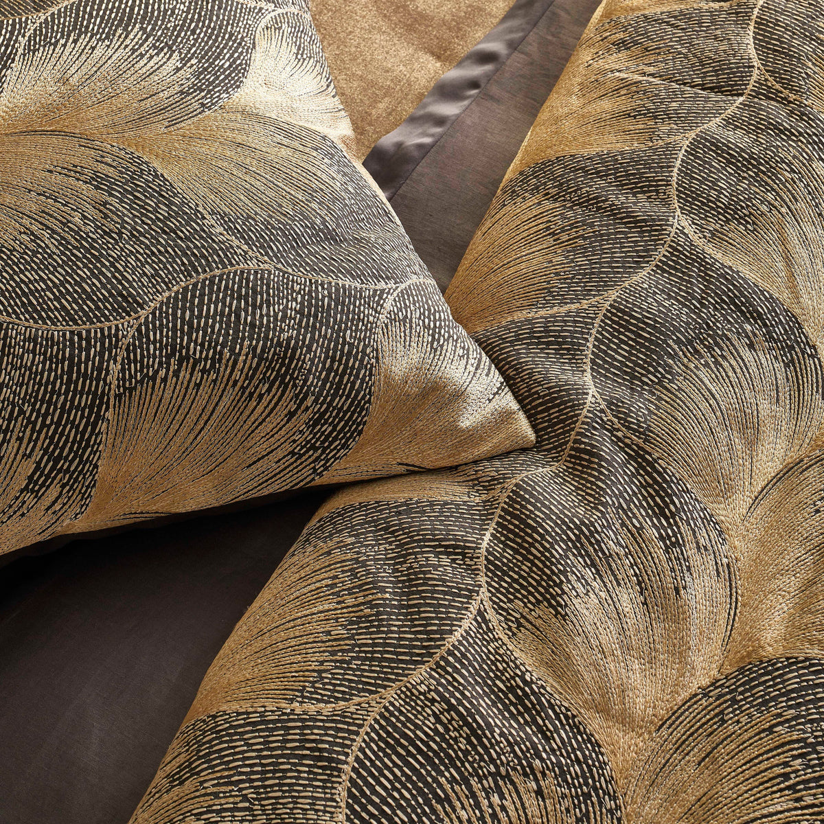 x The Met Fan Coverlet